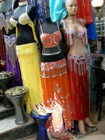 Costume orientale import Egipt de la Amenirdis