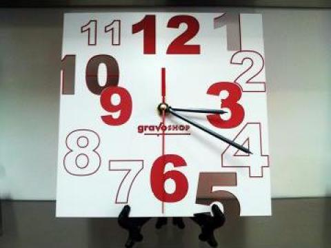 Ceas de perete din ABS alb/rosu 25cm x 25cm de la Gravoshop