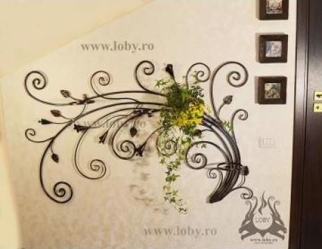 Suport floral din fier forjat de la Loby Design