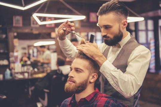 Curs frizerie / barbering de la Bravory Academy