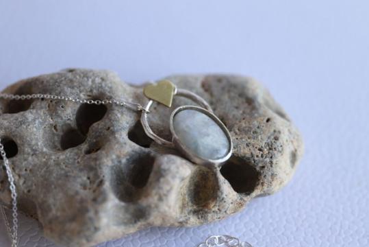 Colier inima piatra lunii de la Raw Jewellery Srl