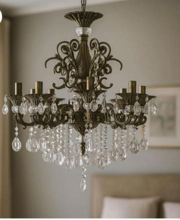 Candelabru clasic cu cristale, 8 brate, soclu E14 de la PDET Atlantic Distribution Srl