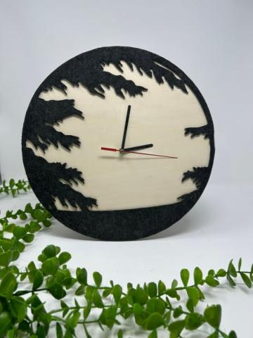 Ceas cu crengute gri din placaj de plop si decoratiuni de la Mara Siebenburgen Verkauf Srl