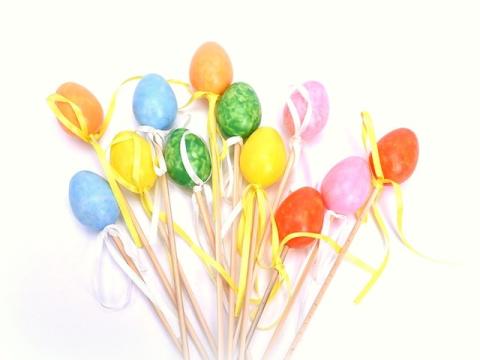 Set decor 12 oua pe bat din plastic cu panglica din satin
