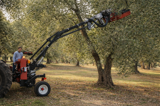 Scuturator cu brat pantograf pentru pomi fructiferi, nuci de la Ramsa Mach Distribution Srl