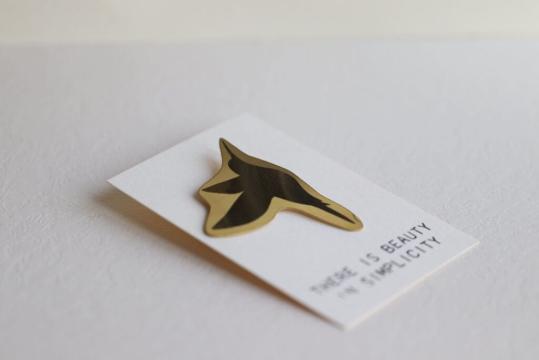 Brosa alama pasarea colibri de la Raw Jewellery Srl