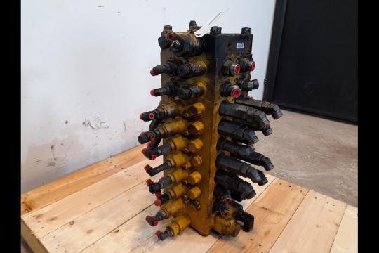Distribuitor hidraulic principal Komatsu PW148-8 de la PFP Auto Srl