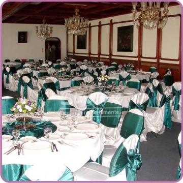 Husa satin alb, esarfa satin verde inchis de la Simonne
